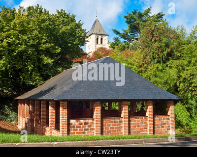 Exterieur des öffentlichen Waschplatz und Kirchturm - Frankreich. Stockfoto