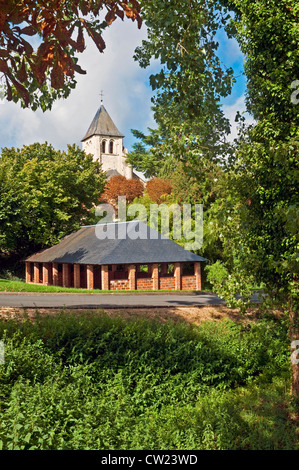 Exterieur des öffentlichen Waschplatz und Kirchturm - Frankreich. Stockfoto