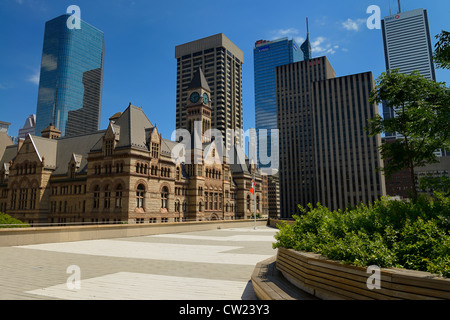 Dachterrasse mit Garten und Terrasse an der Toronto City Hall mit alten Rathaus und Hochhaus Towers Stockfoto