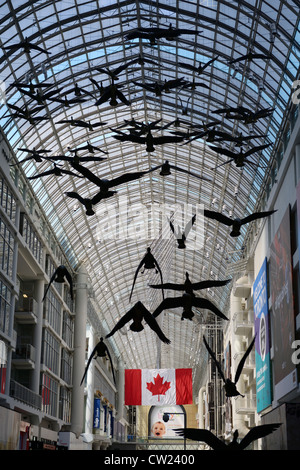 Atrium Dachfenster mit Kanada Gänse Kunst und Flagge im Eaton Centre Toronto Stockfoto