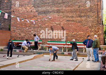 Boccia spielen, in Little Italy, Baltimore, Maryland Stockfoto