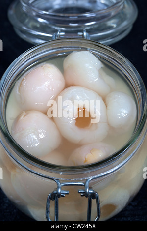 Litschis in Glas Vorratsgefäß Stockfoto
