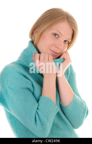 Liebevolle junge Frau im blauen Pullover auf weißem Hintergrund Stockfoto