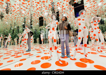 Matratze Werksmuseum, Pittsburgh, Pennsylvania, Installation von Yayoi Kusama genannt "unendlich Punkte gespiegelt Zimmer" Stockfoto