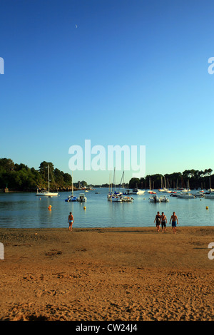 Anzeigen von la Marle Fluss, wie es in den Golfe du Morbihan vom Strand, Ile de Conleau, Vannes Morbihan, Bretagne, Frankreich geht Stockfoto