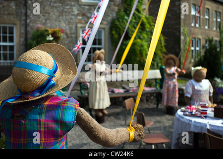 Stroh hatted Kind zahlen; Kinder- Mayday Maibaum 2012 Kettlewell jährliche Scarecrow Festival, Obere Wharfdale, North Yorkshire Dales, Großbritannien Stockfoto