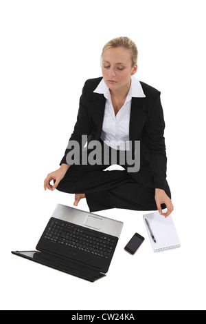 Geschäftsfrau saß in Yogaposition Stockfoto