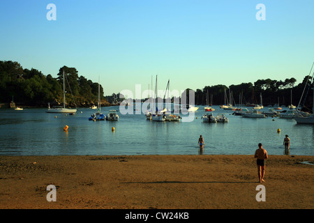 Anzeigen von la Marle Fluss, wie es in den Golfe du Morbihan vom Strand, Ile de Conleau, Vannes Morbihan, Bretagne, Frankreich geht Stockfoto