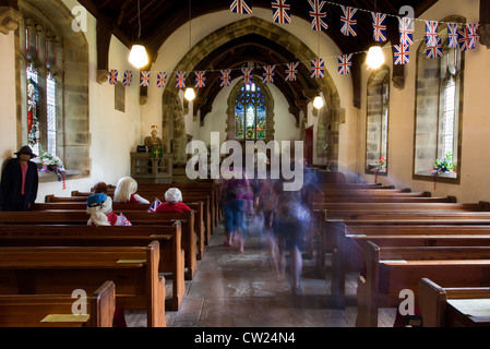 Geisterhaft verschwommene Zahlen innerhalb der Kirche St. Mary, Kettlewell 2012 Kettlewell jährliche Scarecrow Festival, Obere Wharfdale, North Yorkshire Dales, Großbritannien Stockfoto