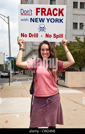 Junge Frau bei Anti-Fracking Protest, Utica, New York Stockfoto