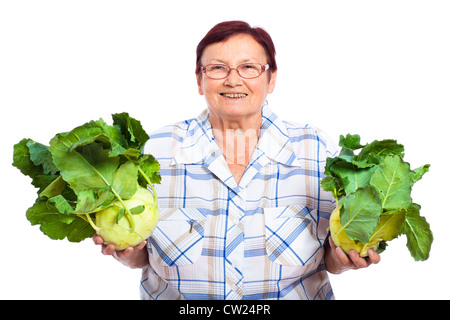 Glücklich lächelnd senior Frau mit Kohlrabi, isoliert auf weißem Hintergrund. Stockfoto