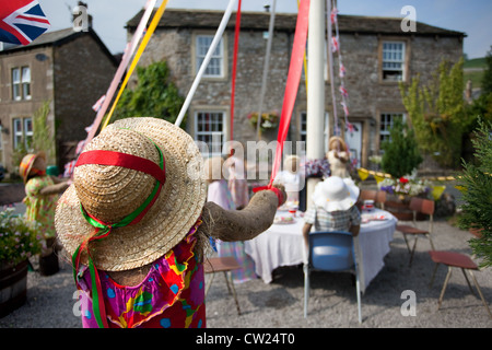 Stroh hatted Kind zahlen; Kinder- Mayday Maibaum 2012 Kettlewell jährliche Scarecrow Festival, Obere Wharfdale, North Yorkshire Dales, Großbritannien Stockfoto