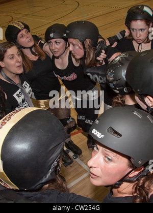 Roller Derby Team Huddle von oben gesehen. Stockfoto