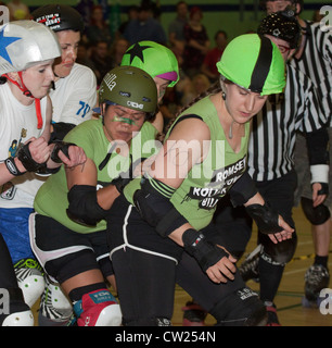 "Rugby scrum" auf einem Roller Derby Kampf zwischen Romsey Stadt Rollerbillies und Royal Windsor Roller Girls Stockfoto