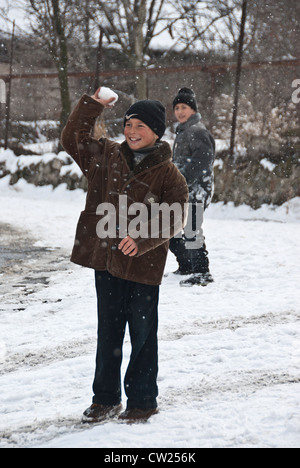 Kinder in eine Schneeballschlacht, Alaverdi, Armenien Stockfoto