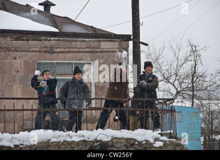 Kinder in eine Schneeballschlacht, Alaverdi, Armenien Stockfoto