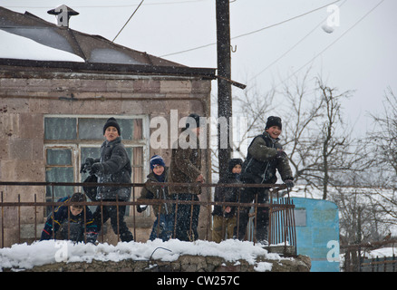 Kinder in eine Schneeballschlacht, Alaverdi, Armenien Stockfoto