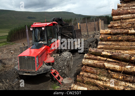 Valmar 890c Spediteur an Snaizeholme aus Widdale, Holzernte tree Plantation, Hawes in der North Yorkshire Dales National Park, Großbritannien Stockfoto