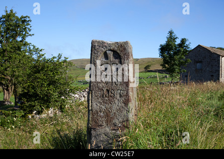 Carven auf eine überdachte Steindenkmal Flechten 1897 VR, in der Nähe Swarthghyll Hof, Oughtershaw, North Yorkshire Dales, UK Stockfoto