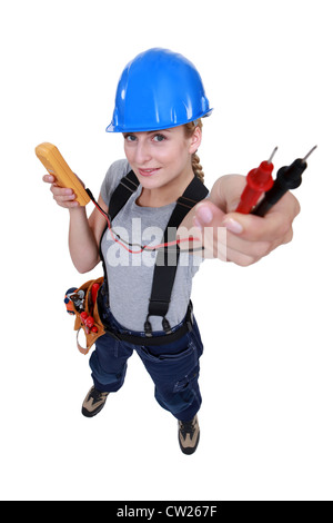 weibliche Elektriker hält ein Messwerkzeug Stockfoto