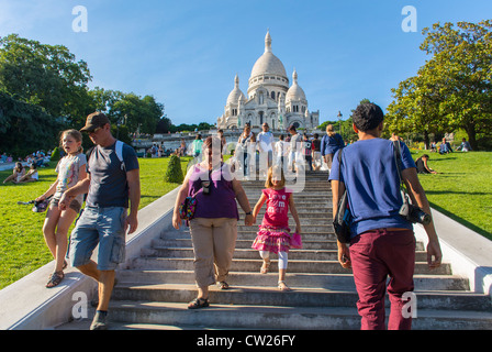 Paris, Frankreich, Touristen, die den öffentlichen Garten besuchen, im Montmartre-Viertel, Treppenaufgang zur Sacre-Coeur-Basilika, im Sommer Paris, People Treppen, Sunny Day, Treppen klettern Stockfoto