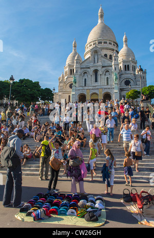 Paris, Frankreich, Menge Touristen besuchen Montmartre Zone, Treppe hinauf, zur Basilika Sacre Coeur Stockfoto