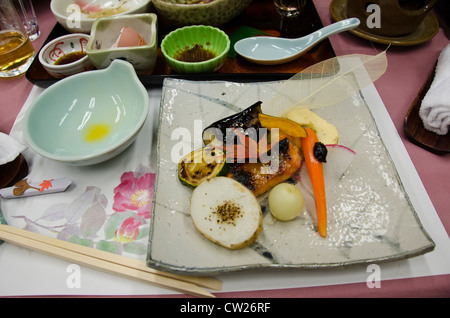 Japanische Gerichte in einer traditionellen Restaurant nach dem Abendessen Stockfoto