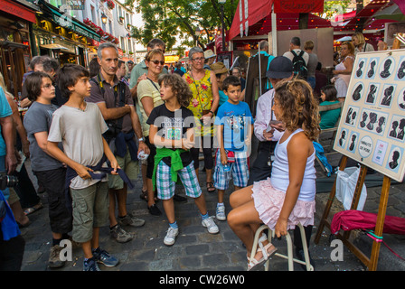 Paris, Frankreich, Touristen, die Szenen der Butte Montmartre Street besuchen, Porträt der Tourist Girl Getting Silhouette von einem lokalen Künstler, mit Crowd-Kindern, die den „Place Tertre » Kids beobachten Stockfoto