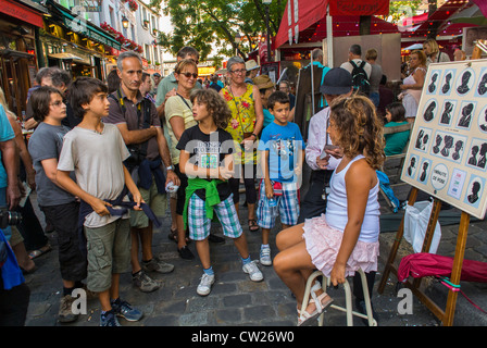 Paris, Frankreich, Touristen, die Szenen der Butte Montmartre Street besuchen, Porträt der Tourist Girl Getting Silhouette von einem lokalen Künstler, mit Kindern aus der Menschenmenge, Place Tertre Stockfoto