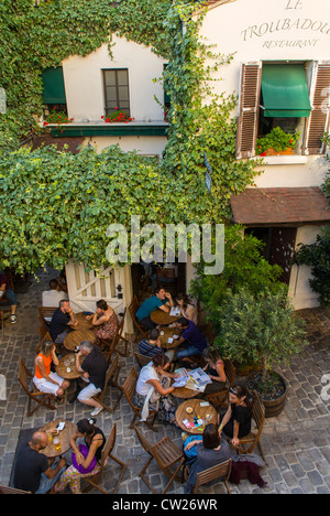 Paris, Café, Frankreich, Blick aus der Luft, Touristen teilen ihre Mahlzeiten im French Bistro Restaurant Terrace, in Montmartre Gegend, 'Le Troubadour' Bistrot Terrasse Paris Coffee, 18. Arrondissement von Paris Stockfoto