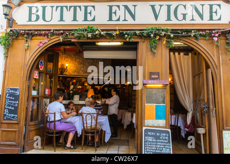 Paris, Frankreich, Gruppentouristen, Frauen Essen, Essen im French Bistro Cafe Restaurant Montmartre, Butte en Vigne » Sommer Stockfoto