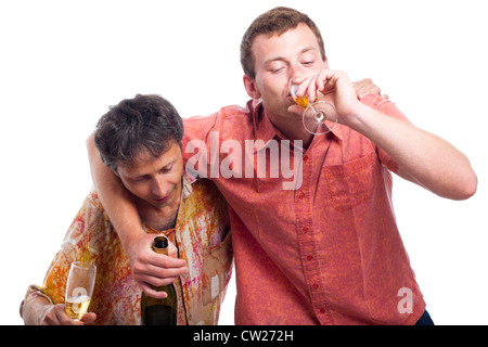 Zwei betrunkene Männer trinken Alkohol, isoliert auf weißem Hintergrund. Stockfoto