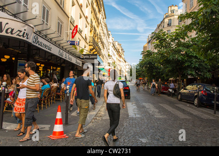 Paris, Frankreich, Menschenmenge auf der Straße in der Gegend von Abesses Montmartre, 'Le Nazir' Sommer Stockfoto