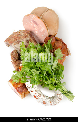 Gekochtes Fleisch und Wurst auf einem weißen Hintergrund isoliert Stockfoto
