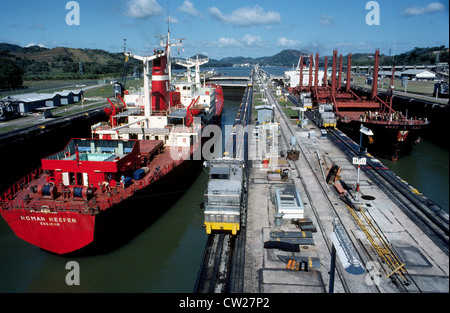 Zwei Frachtschiffen übergeben in entgegengesetzte Richtungen im Miraflores Schleusen, wie sie durch den Panamakanal vom Pazifik zum Atlantik gehen. Stockfoto