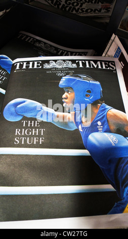 2012 Olympic Boxing Champion Nicola Adams auf der Titelseite der Zeitung The Times The Right Stuff London England UK Stockfoto