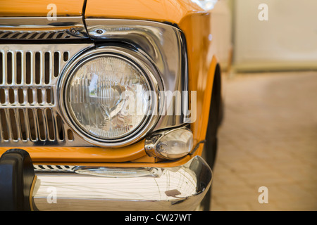 Stück von Retro-Auto in gebrauchten breite garage Stockfoto