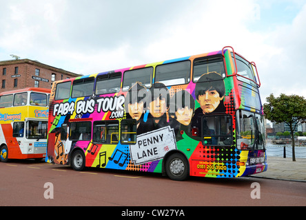 Die 'Fab 4' parkte ein Beatles-Sightseeing-Tour-Bus am Albert Dock in Liverpool, Merseyside, UK Stockfoto