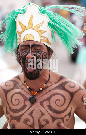 Mann verkleidet als Amazon Krieger mit einem traditionellen Tanz während der Feier der Stadt Stockfoto