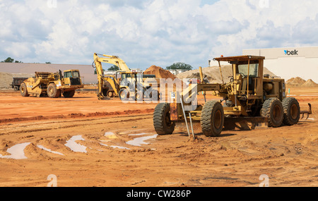 Verschiedene schwere Industrieanlagen zur Mall in Erdbewegung auf Baustelle Stockfoto