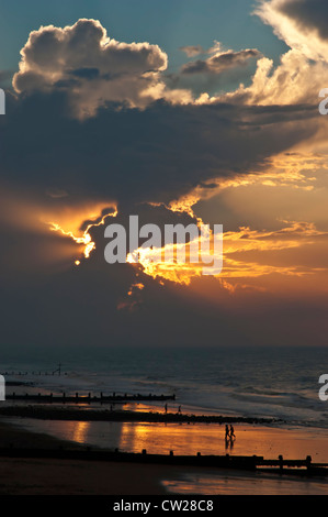 Cromer, Landschaft, Sonnenuntergang über Strand, mit Menschen zu Fuß auf nassem Sand in weitem Abstand, Norfolk, East Anglia, UK, Europa Stockfoto