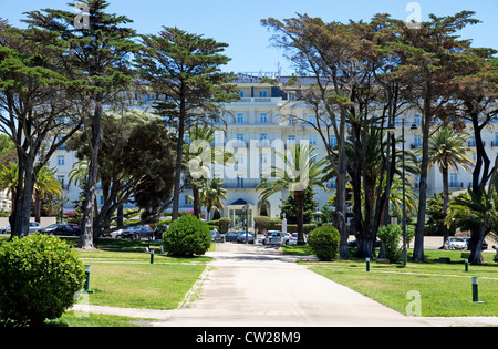 Central Park Gärten und berühmten Hotel Palacio Estoril (1930), Estoril, Lissabons Küste, Estremadura, Portugal. Stockfoto