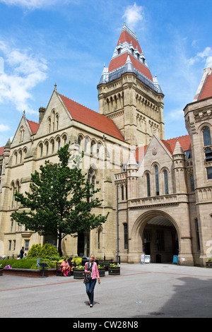 Wichtigsten Viereck von Waterhouse Quad mit Turm & Ratssaal, Universität von Manchester, Manchester, UK. Stockfoto