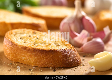 Frische hausgemachte knusprige italienische Antipasti genannt Bruschetta mit Knoblauch, Olivenöl, Salz und frisch gemahlenem Pfeffer auf Holzbrett Stockfoto
