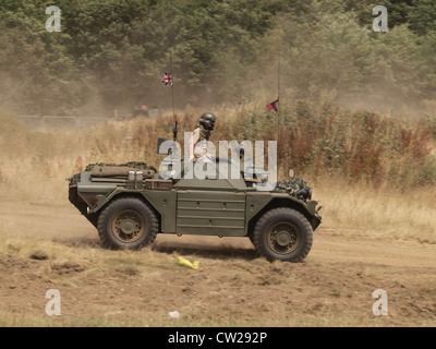 Der Daimler Ferret Mk1 ist ein britisch gepanzertes Aufklärungsfahrzeug, das von Militärs eingesetzt wird. Mit seiner leichten Panzerung und Mobilität war es für Liaison- und Pfadfinderoperationen in verschiedenen Terrains konzipiert, oft für Aufklärungs-, Patrouillen- und leichte Kampfeinsätze. Stockfoto