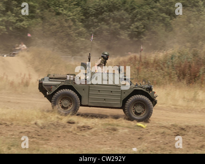 Der Daimler Ferret Mk1 ist ein in Großbritannien hergestelltes gepanzertes Aufklärungsfahrzeug, das hauptsächlich für militärische Verbindungsaufgaben eingesetzt wird. Ausgestattet mit einem Revolver und Schienen, ist er für Mobilität und Schutz auf dem Schlachtfeld konzipiert. Zu seinen Aufgaben gehört die Bereitstellung von Aufklärungs- und Kommunikationsunterstützung während des Betriebs. Stockfoto