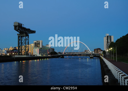 Blick entlang der Clyde in Richtung Glasgow. Die am Fluss Weg führt zum Clyde Arc und hinüber zur Finnieston Kran. Stockfoto
