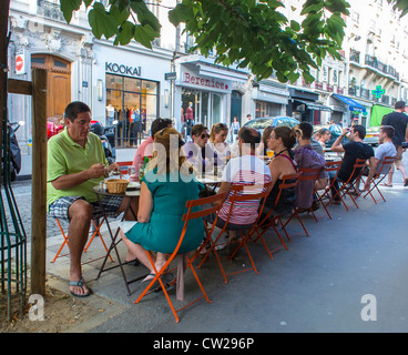 Paris, Frankreich, Crowd People, die Mahlzeiten in Abesses Montmartre teilen, French Bistro, Café Restaurants 'Le Saint Jean' Bürgersteig, Drinks auf der Terrasse, Straßencafés Stockfoto