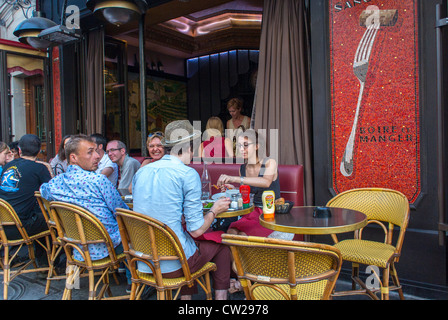 Paris, Frankreich, Jugendliche trinken, Getränke teilen, Mahlzeiten, im Abesses Montmartre Viertel, französisches Bistro, Café-Restaurants 'Le Chinon' Terrasse Pariser Straßencafé-Szene, Urlaub, Außenbereich, Terrasse Stockfoto