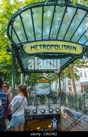 Paris, Frankreich, Leute in 'Abesses' Metro Paris Schild, Eingang, Montmartre Gegend, das Baldachin ist anscheinend eines von nur drei erhaltenen Jugendstildächern, entworfen von Hector Guimard (1867-1942). Vintage-Schilder, U-Bahn-Station Vintage Summer Stockfoto